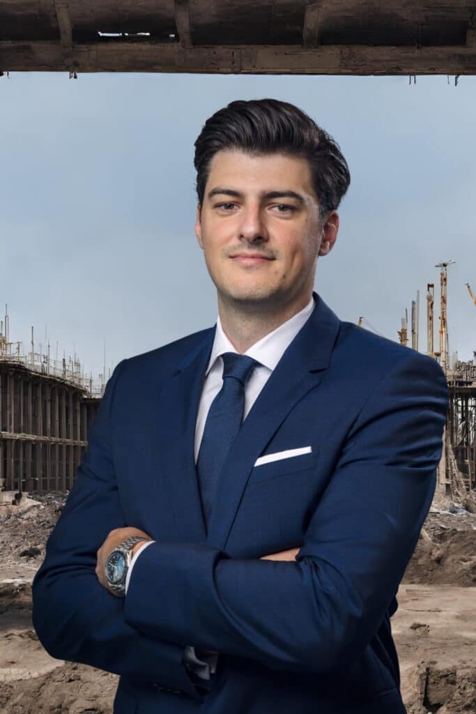 Stephan Hochleitner MSc vor Baustelle